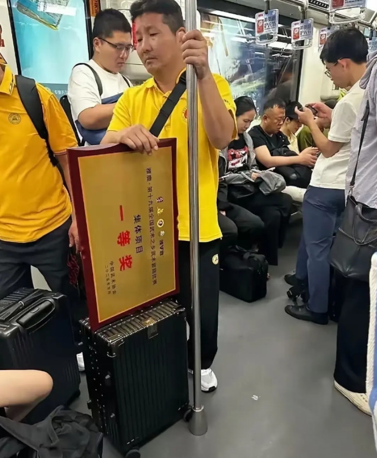 这一车人都比较客气，稳稳当当的。
