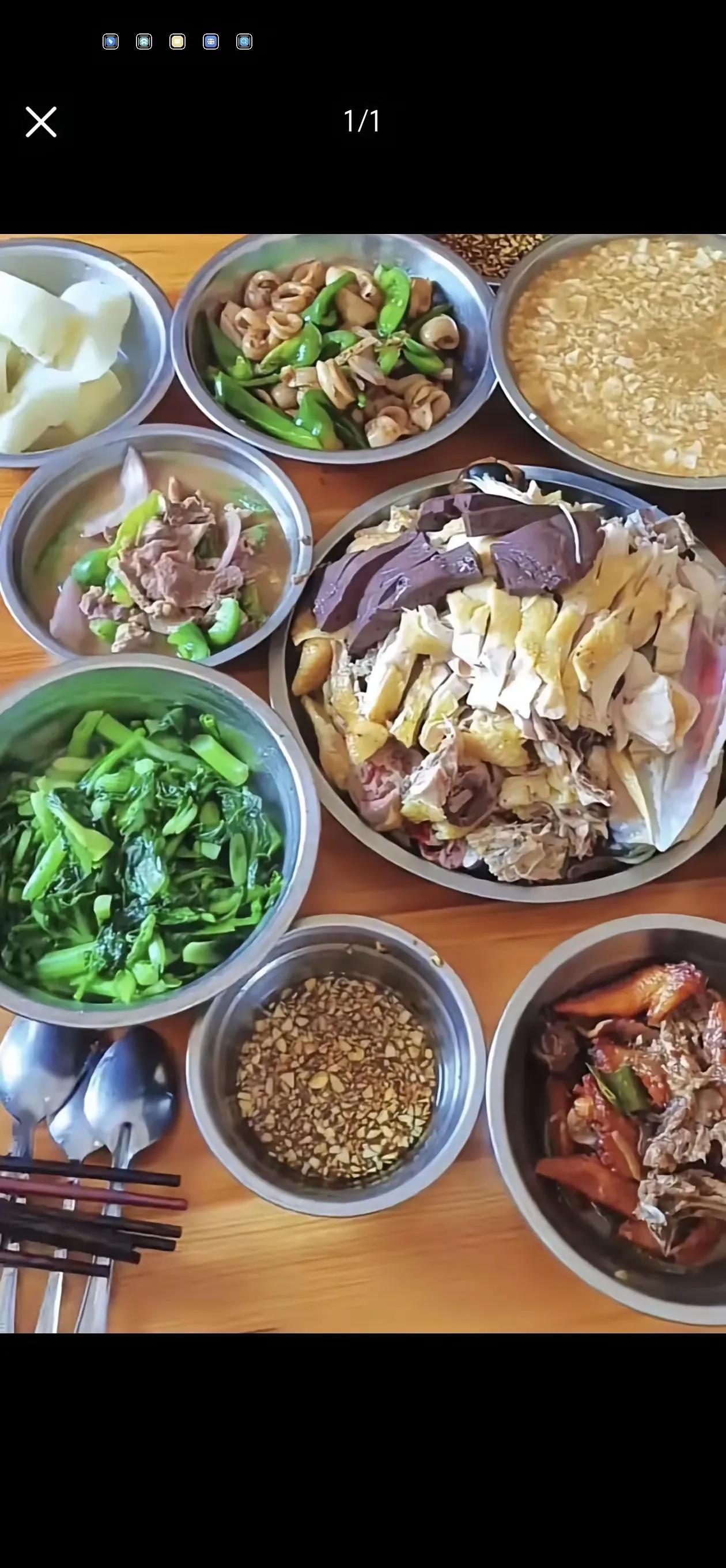 在广东吃白切鸡酱料可以没有香菜但是一定要有沙姜，沙姜配白切鸡才是有灵魂的。而