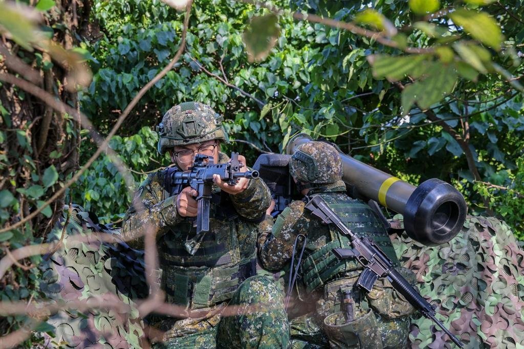 飞扬军事2月10日，台匪陆軍关渡地区指挥部第1联兵营在台北淡水河口开展防御演练