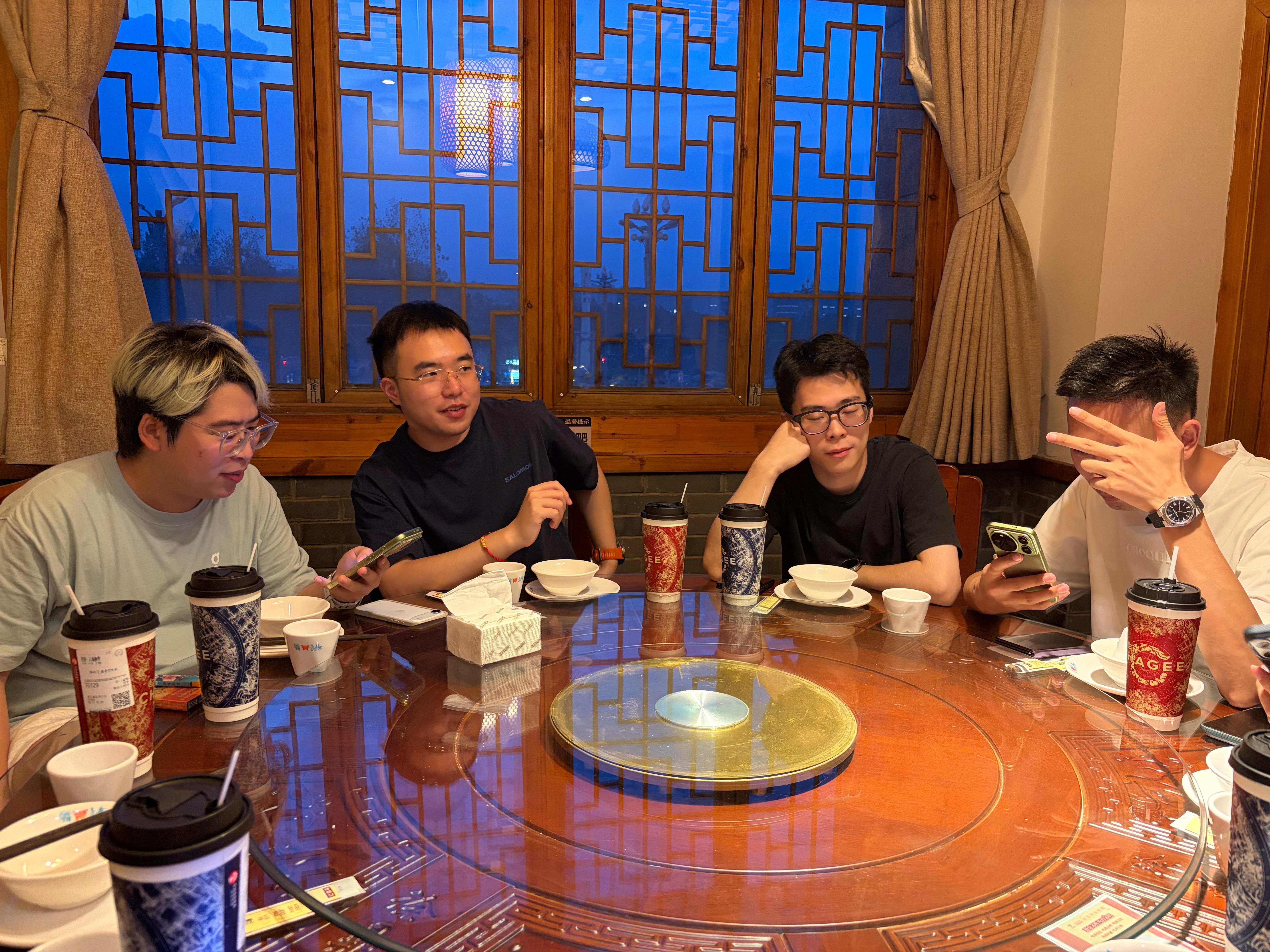跟这几个人吃饭压力好大🙉​​​