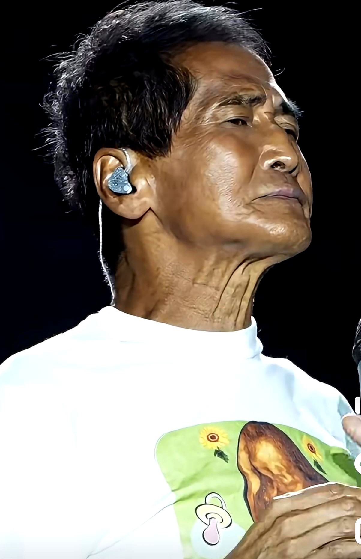 60年出生的齐秦，如今露面老得让人快认不出来了，皮肤黝黑干枯，整个人垮得比普通同龄老头还要厉害明明娶