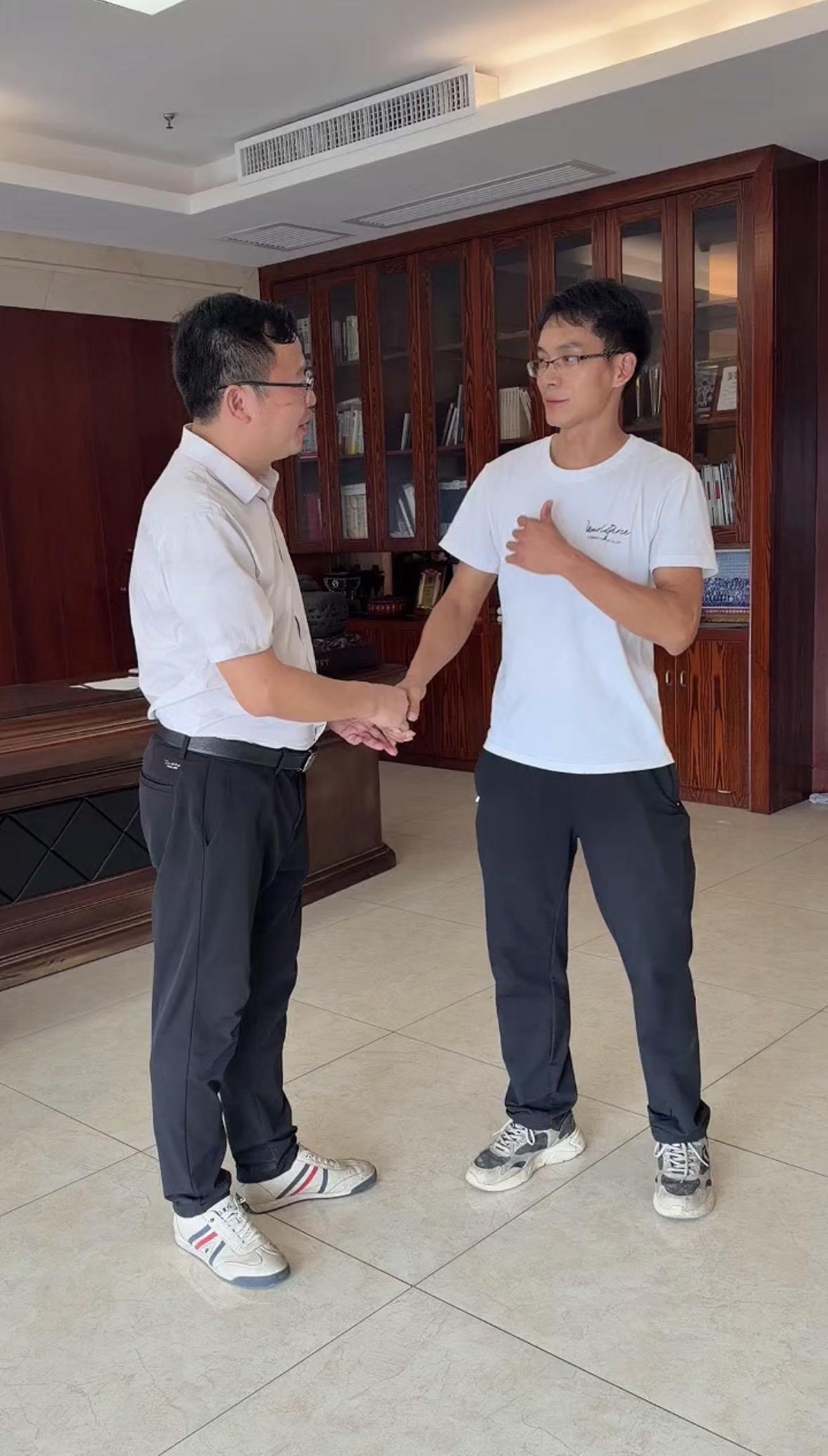 唐尚珺被门店老板款待，新房装修唐尚珺去双迎门源头工厂参观门窗老板请客吃饭。唐