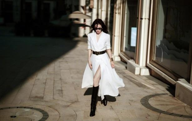 最近李冰冰在深圳拍摄了一组超美的大片，她这回穿了一身白色的西装，看上去潇洒又时尚