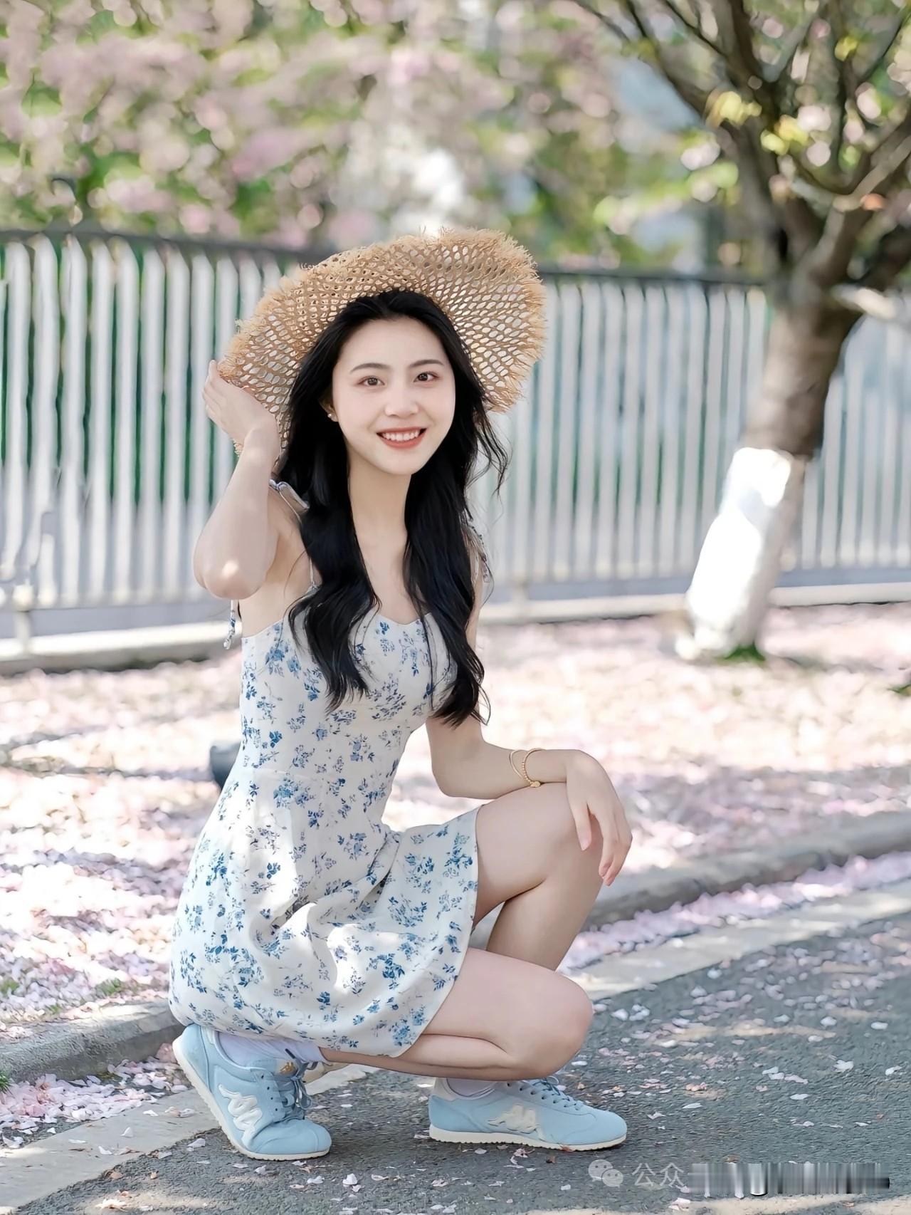 樱花树下，少女与草帽的浪漫邂逅🌸💃路过的风景樱花樱花少女照…田园花朵草帽