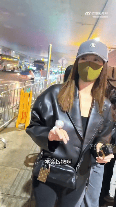 李小冉饭撒是跟邓超学的李小冉机场饭撒甜度拉满！小猫耳朵小狗耳朵切换自如，原来是