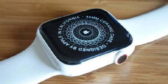 【古尔曼：苹果 Apple Watch Series 12 有望推出陶...