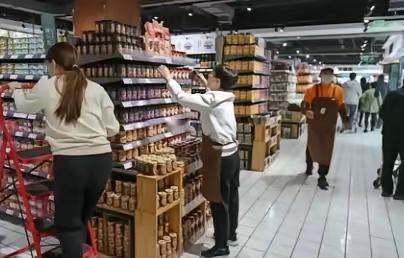 我妹在胖东来干了一个月，拿了1万1的工资。家里人都挺高兴，但我发现，让她整个人变