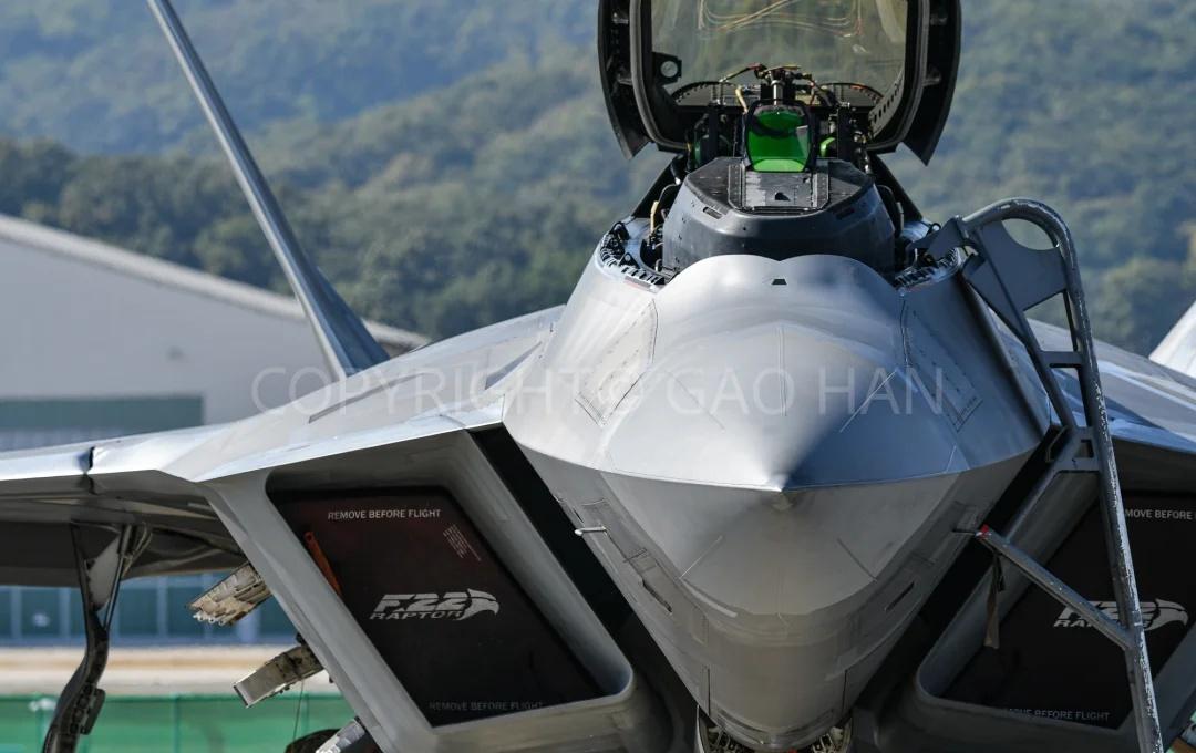 细品F-22猛禽隐身战斗机摄于2023年首尔航展，F-22距离人群这么近确实不