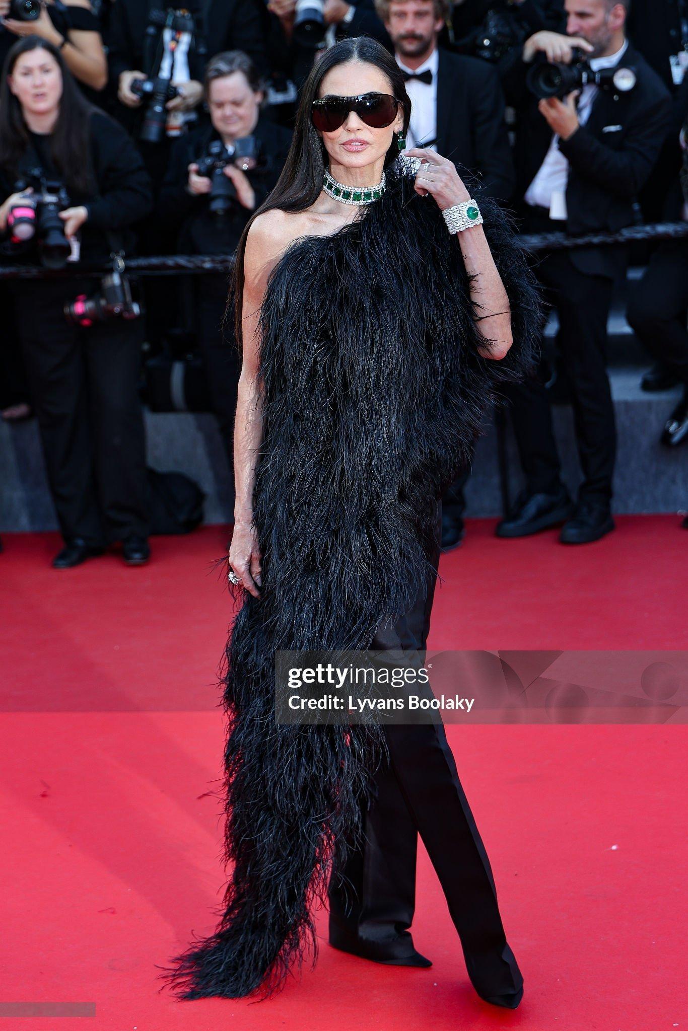 DemiMoore×戛纳电影节红毯气场全开，时髦回归😎黛米摩尔上身刚于