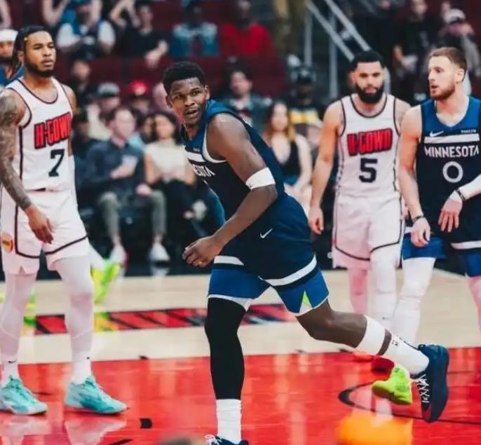 火箭队现在已经掉到了西部第五。森林狼队今天赢球之后，他们的战绩来到了43胜27负