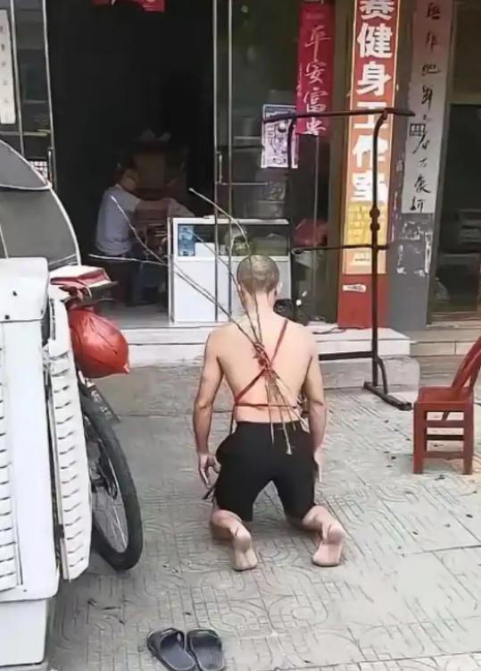 荆州一名男子痴迷赌博，把父母杂货店30多万元养老积蓄偷偷拿走，最后全部赌光，被家