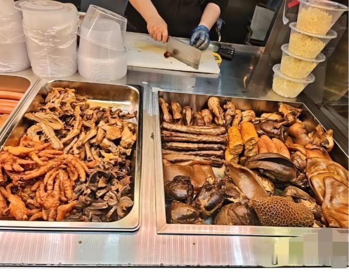 今天去卤菜摊切了半斤猪头肉，结账时老板报出28块一斤，我愣在原地：这玩意儿批发市