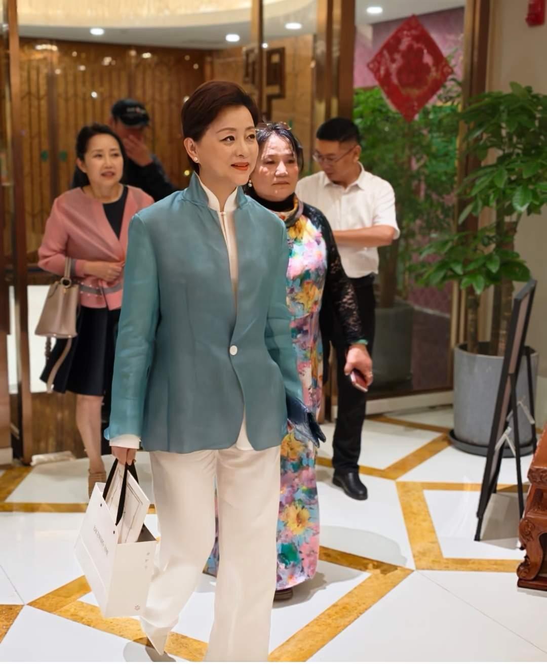 杨澜是在美国留学期间，认识了吴征，才和张一兵离婚的。她认为自己那时自己还年轻，不