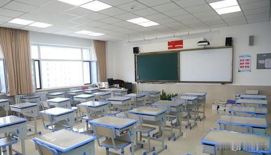 四川凉山,7年级男生在操场练操后,将衣服以及“英雄带”交给同学看管,而后发现“英