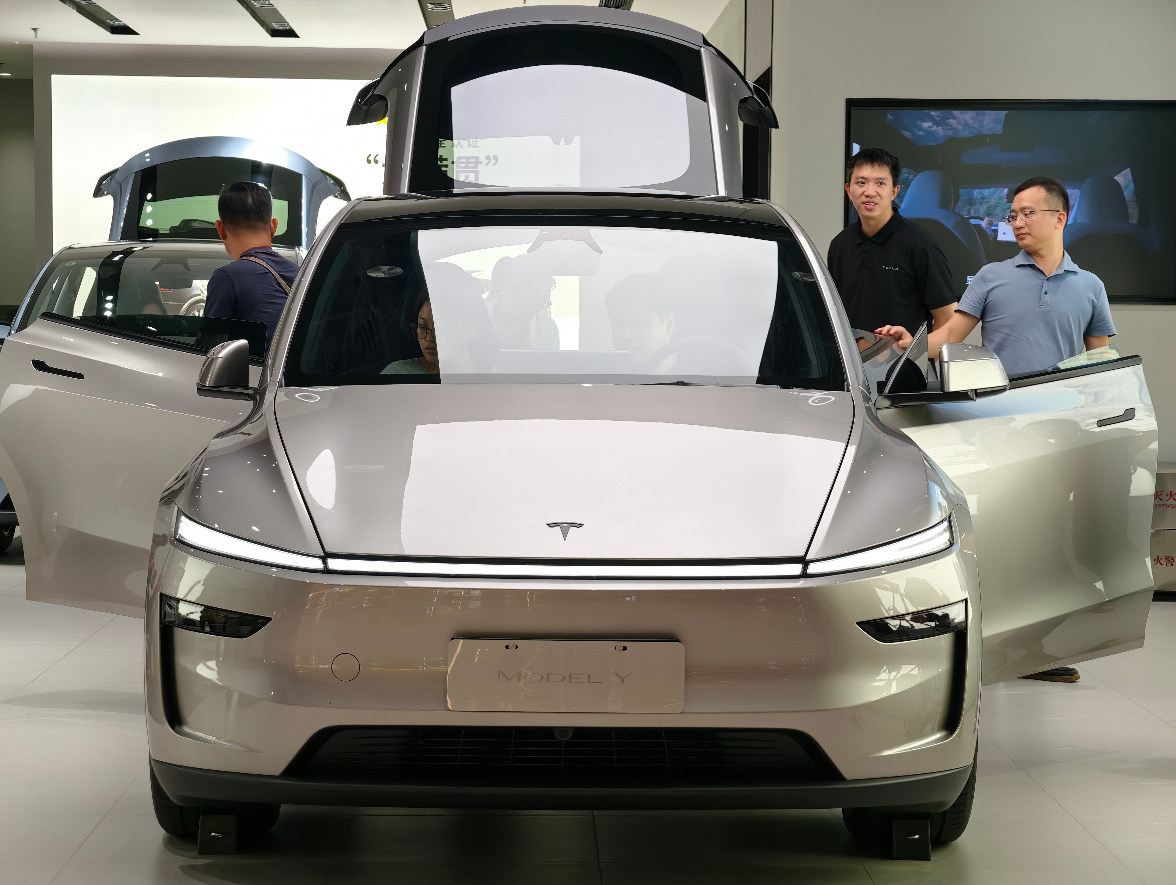 看了下特斯拉ModelYL实车，看车的人络绎不绝，大城市确实很认可特斯拉这个品