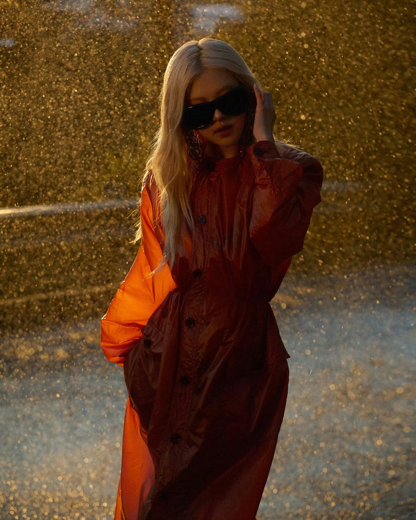 ROSÉ朴彩英登上《CRFASHIONBOOK》2026春夏季刊封面。摄影：