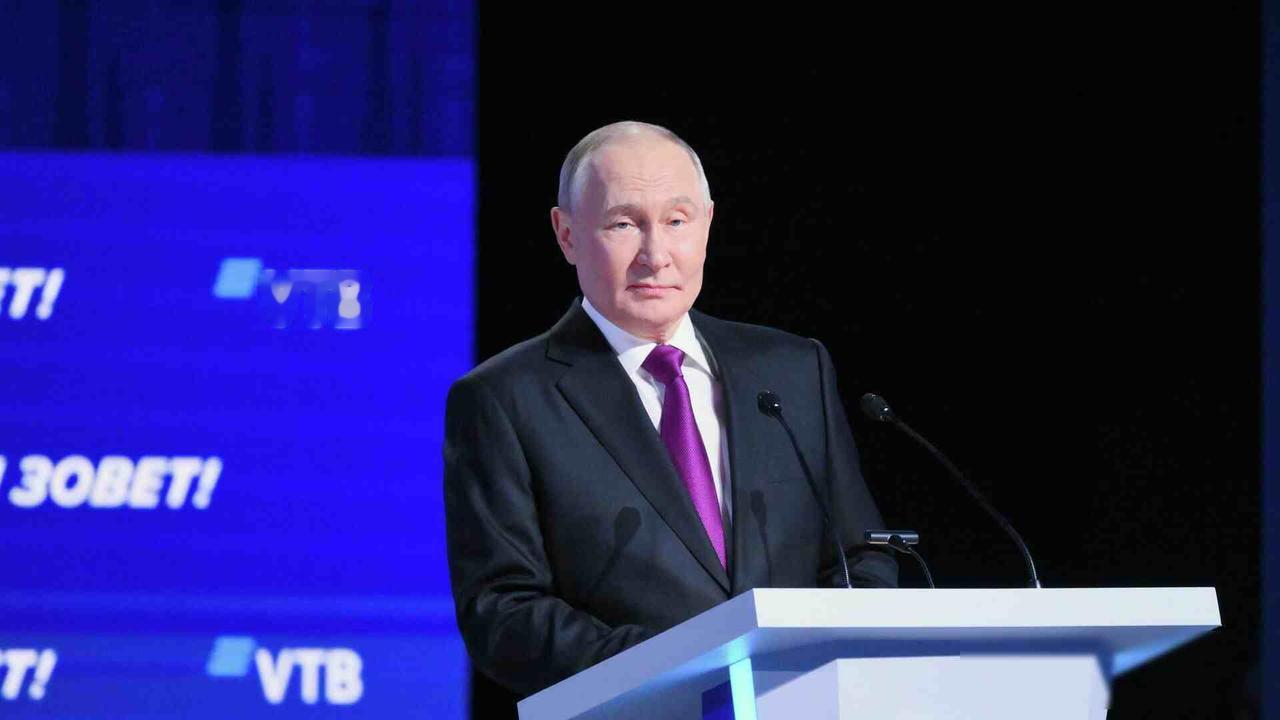 印方盛情接待，普京出席晚宴前，突然通告中国，给中俄印关系定调12月4日，普京突