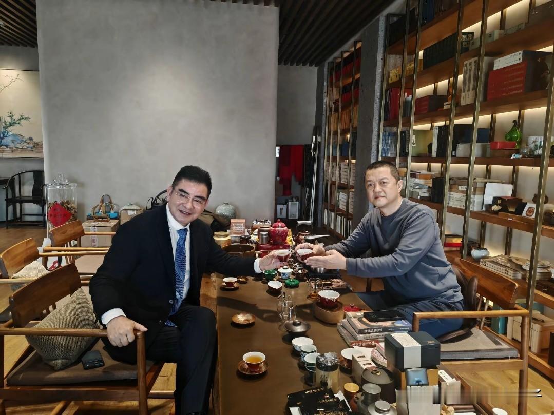 陈光标来北京和李亚鹏见面了，两人在医院聊了很久，走出医院时，李亚鹏用一个词形容他