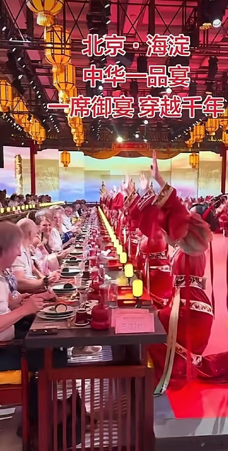 穿古装，跪外国人，这家饭店真是引起广大网友的共愤了！这么幸福的美好的生活是怎么得