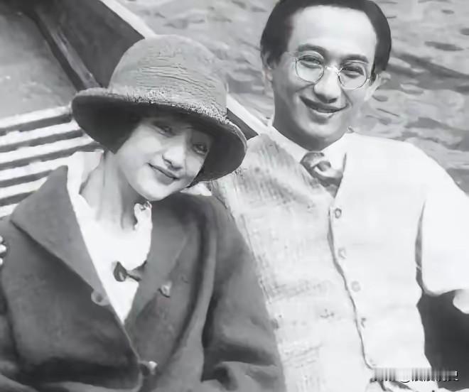 虽然徐志摩嫌弃张幼仪土气，但晚上却仍然跟她行“夫妻”之事，张幼仪晚年也曾回忆说：