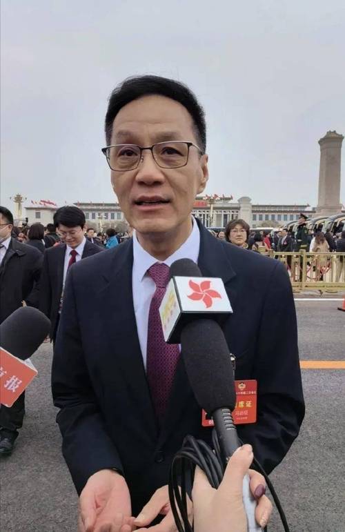 一次采访，冯远征说：我演《天下无贼》那么出彩，都是范伟逼的，他太欺负人了。我要是