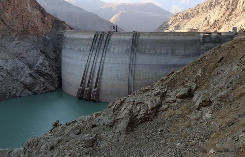 伊朗这是怎么了？一边是总统预警，要是到11月底德黑兰还不下雨，先限水，持续无雨就