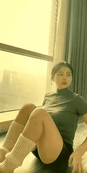 窗边那束光，藏着最松弛的生活感午后的阳光斜斜洒进落地窗，把整个人都裹进暖黄