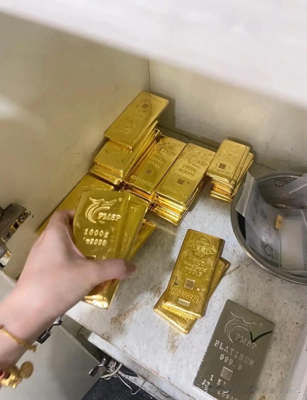 前天果断卖黄金的朋友，今天不得笑开花啊！12月3日金价直接掉到955了，要知道周