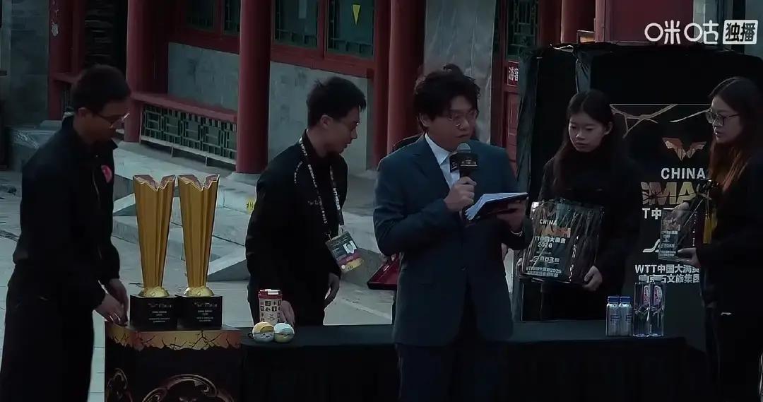 抽签仪式开始。梁靖崑跟小勒布伦站上台，两个人就把手伸进那个签筒里，替女孩子们