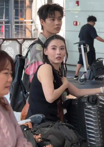 近日，张柏芝为录制综艺现身上海虹桥机场，其状态十足的模样，让人瞬间读懂她为何能独