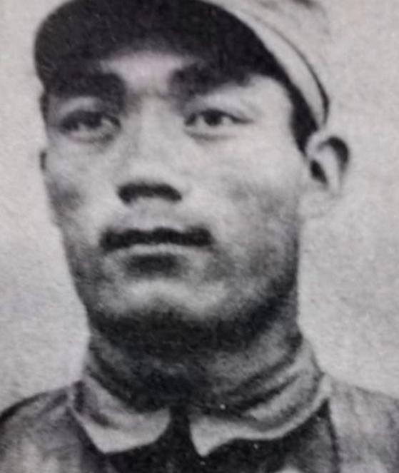 1952年，一名志愿军战士悄悄