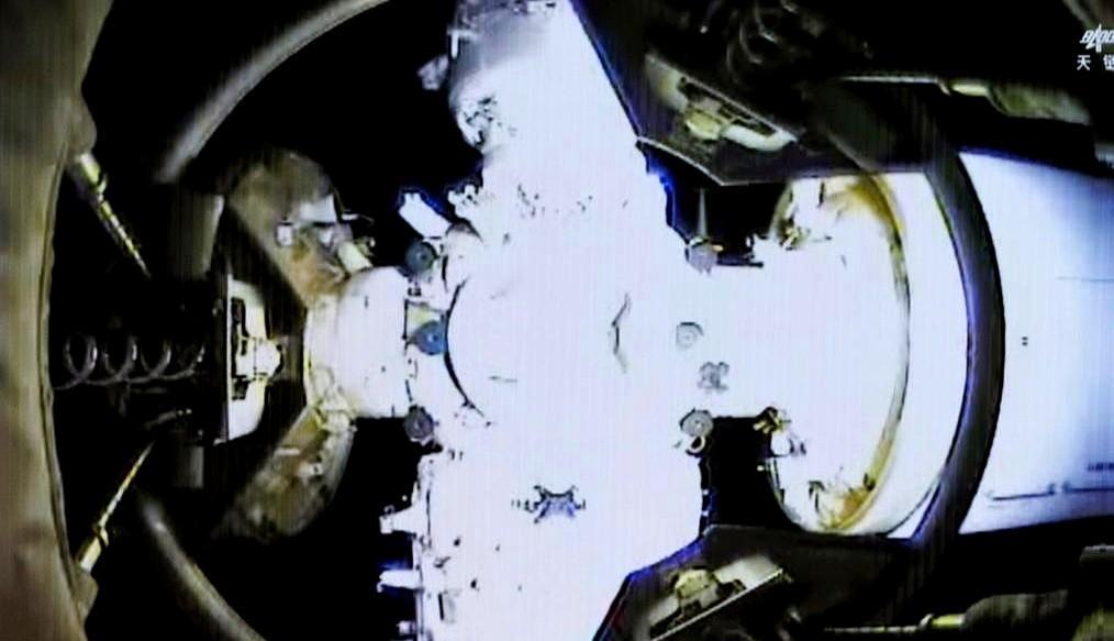 神舟飞船遭撞击，宇航员推迟返回，中国“新科技”能否经受住考验？据央视报道，刚刚