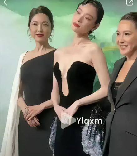看完倪妮跟男女明星合照的态度，感觉她就是升级版的周雨彤，道行更高，媚男和厌女不会