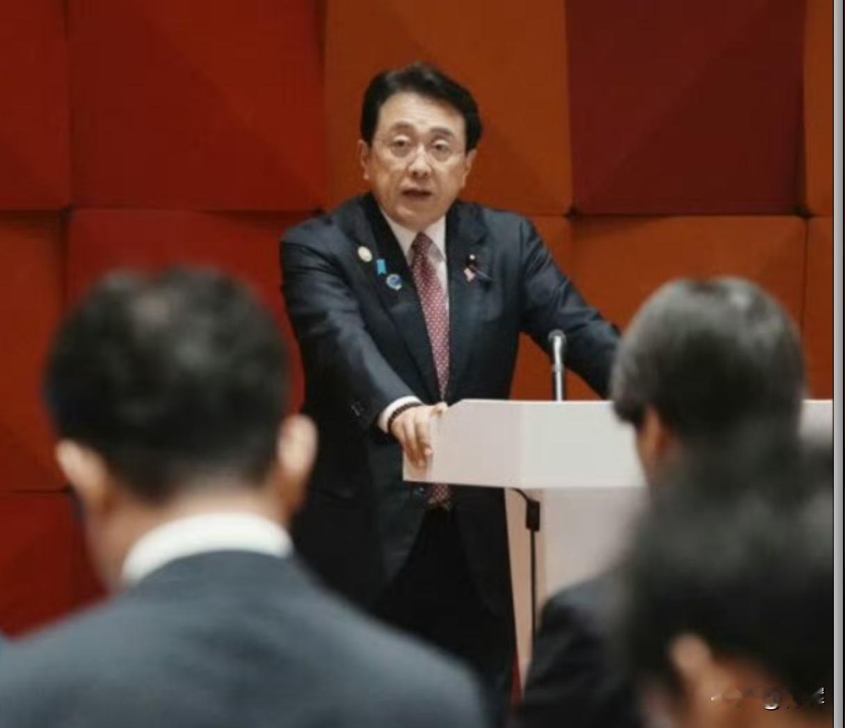 日本经产相透露与中国部长短暂交流:他当时一个人坐在那，我主动走了过去根据日本共