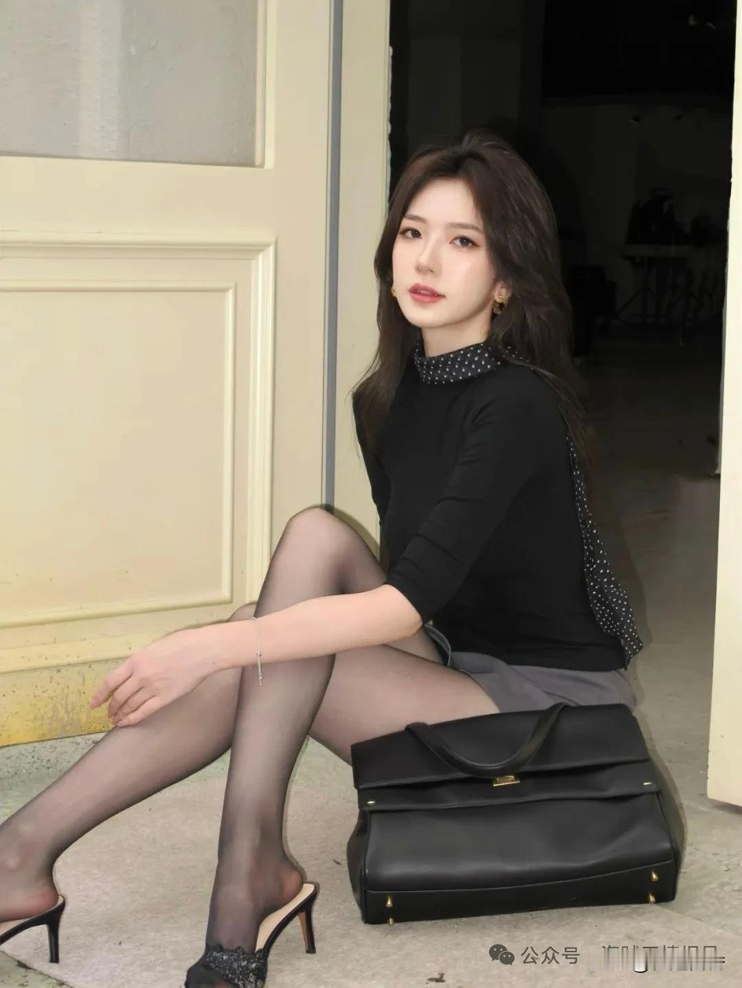 人和衣服都好看，就是那个包包有点不搭！