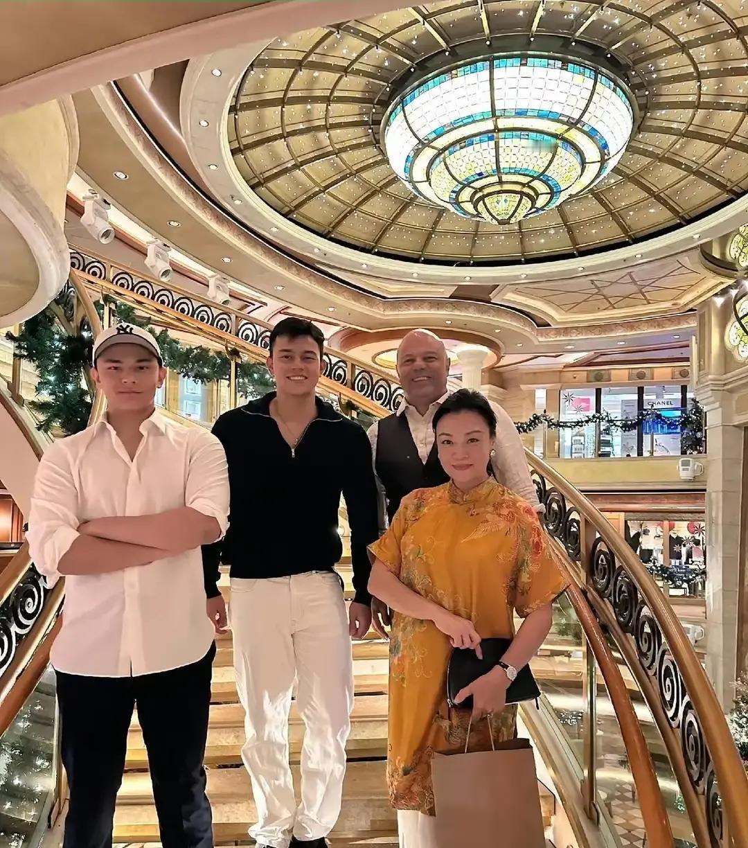 儿子被认成外国人，史可急哭她生在武汉，却嫁到瑞士。俩混血儿子黑发单眼皮，出