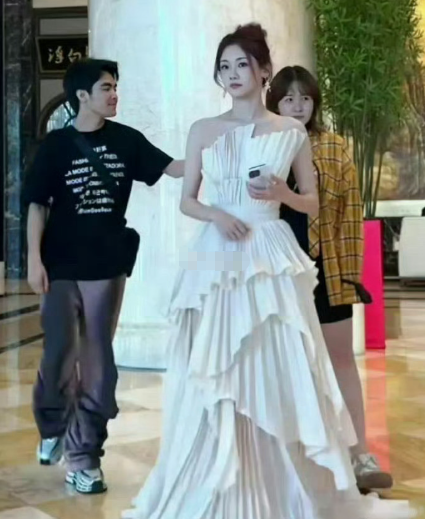 苗苗是我见过唯一一个，生了三个孩子，身上却没有一丝妈味儿的人​​​