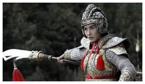 1135年，33岁的梁红玉遭遇金军埋伏，腹部受伤，血流不止，最后精疲力竭掉下马背