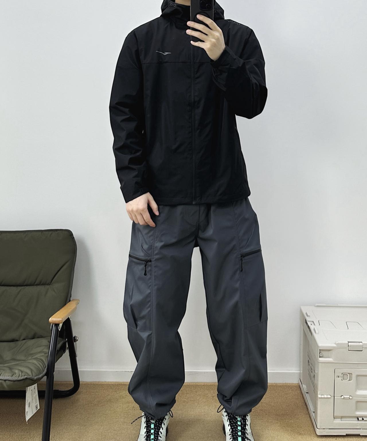 秋冬换新季怎能少了件冲锋衣呢？看冲锋衣的种类：一件好的冲锋衣具备以下特点：