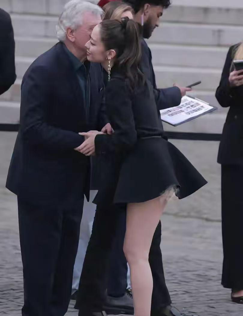 郎朗的老婆吉娜，为了展示美，真的豁出去了，穿着全露腿的超短裙​​​