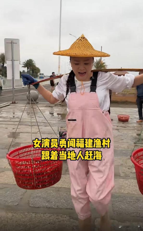 “小秦氏”王一楠到福建泉州赶海，凌晨2点摸黑下海挖海蛎，早上六点多清洗海蛎，接着