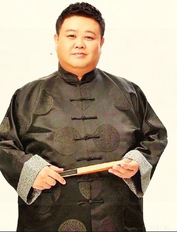 孙越德云社黄金捧哏，十七年稳稳托住岳云鹏的舞台作为相声名家李文华外孙，孙越