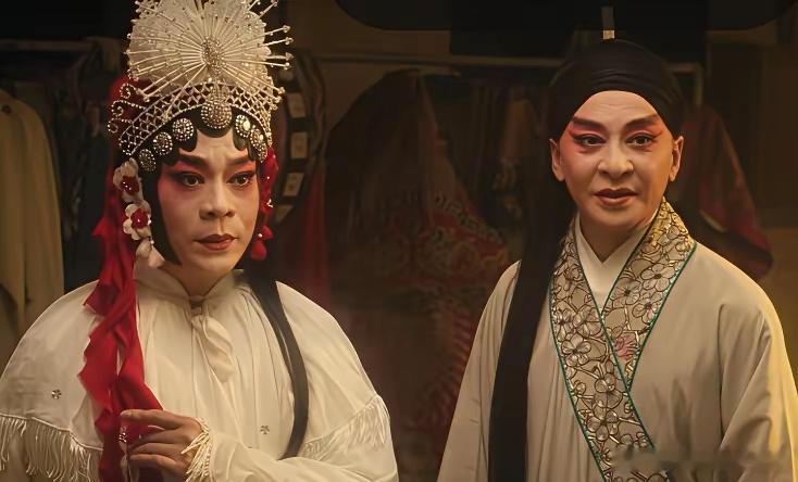 苟师走了，死在了台上。《主角》22-23集，我看得眼泪止不住。易青娥第一次登台演