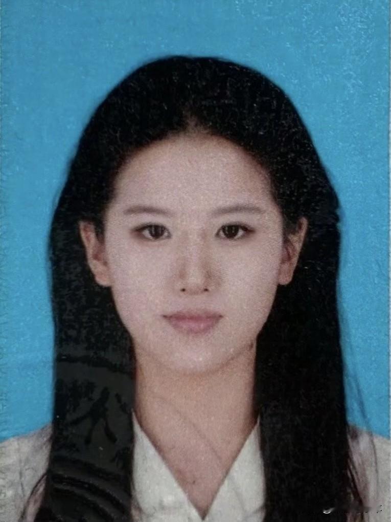 毕业照给我拍成刘亦菲了！不得不说颜值真高，甚至比刘亦菲还漂亮！