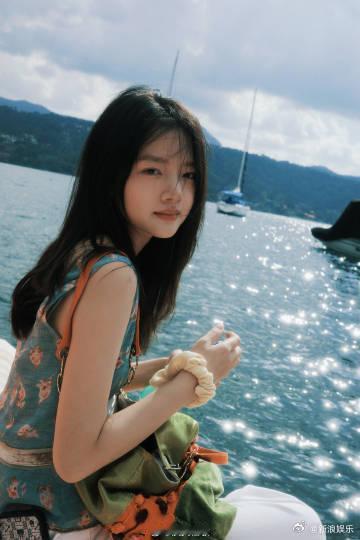 任敏回老家也得穿省服果然看到明星回老家也穿着毛茸茸的也就放心了果然大家都逃不过老