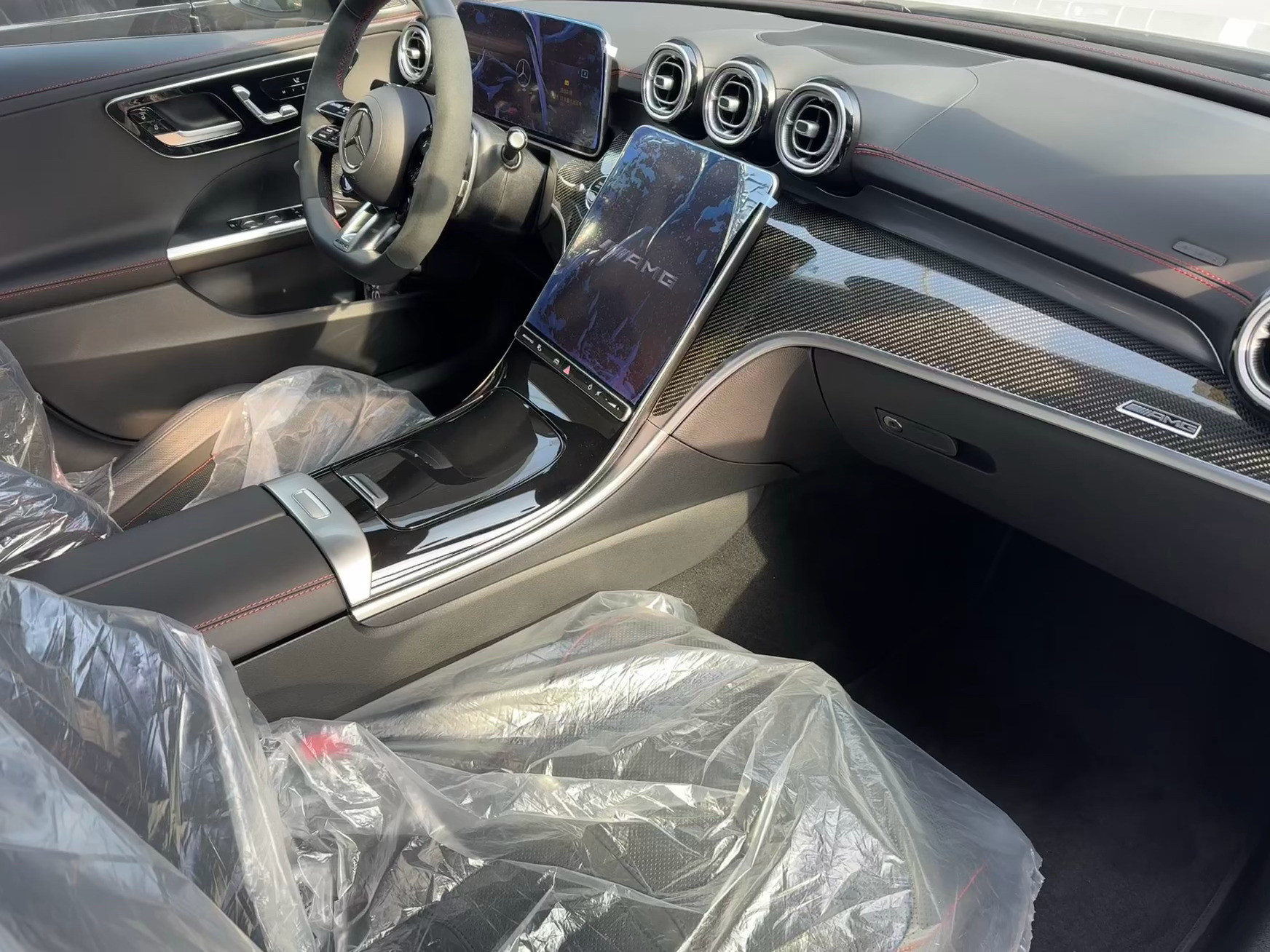 这个客户是去年12月份在我这买了一台C43AMG旅行，然后是今年1月份上的牌现在