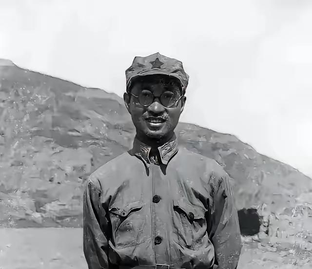 1948年11月22日夜，黄维召开军事会议，问军长杨伯涛：“我们当面共军是谁？”