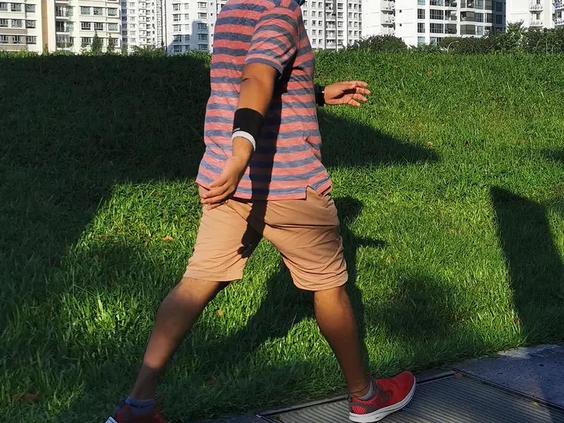 寿命长的人走路一般会有以下4个特征：1. 步幅稳定适中：步幅既不过大也不过小