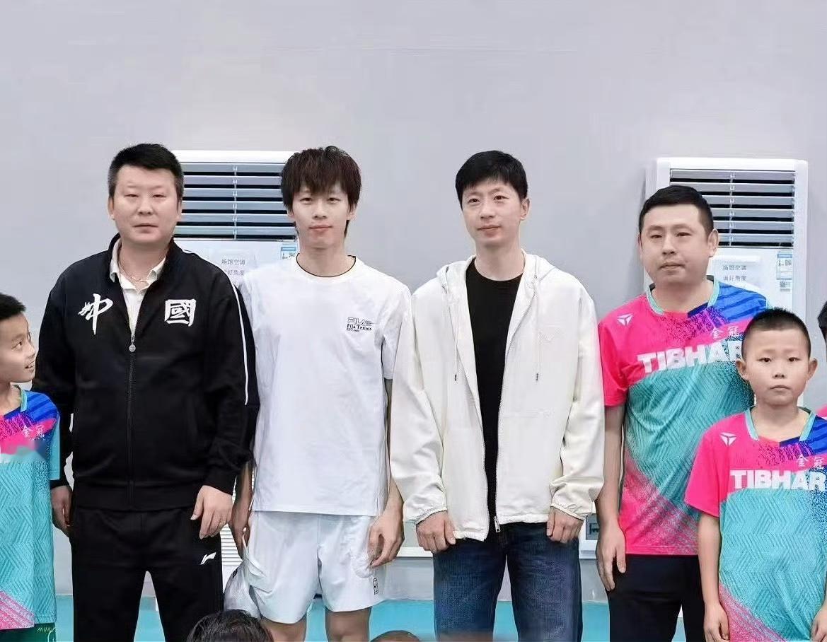 马龙、张超、林高远一同现身广东一乒乓球训练基地参观。马龙还为基地的小选手送上很多