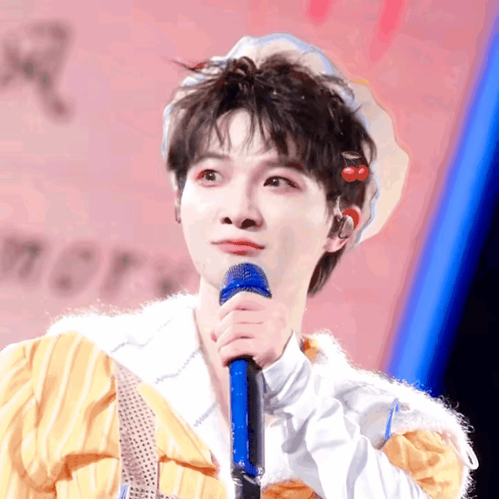 周深是越来越可爱了，穿的可爱，动作可爱，表情可爱，他的内心是什么时候住进去了一位